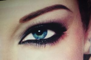 Ojos rotulados en negro