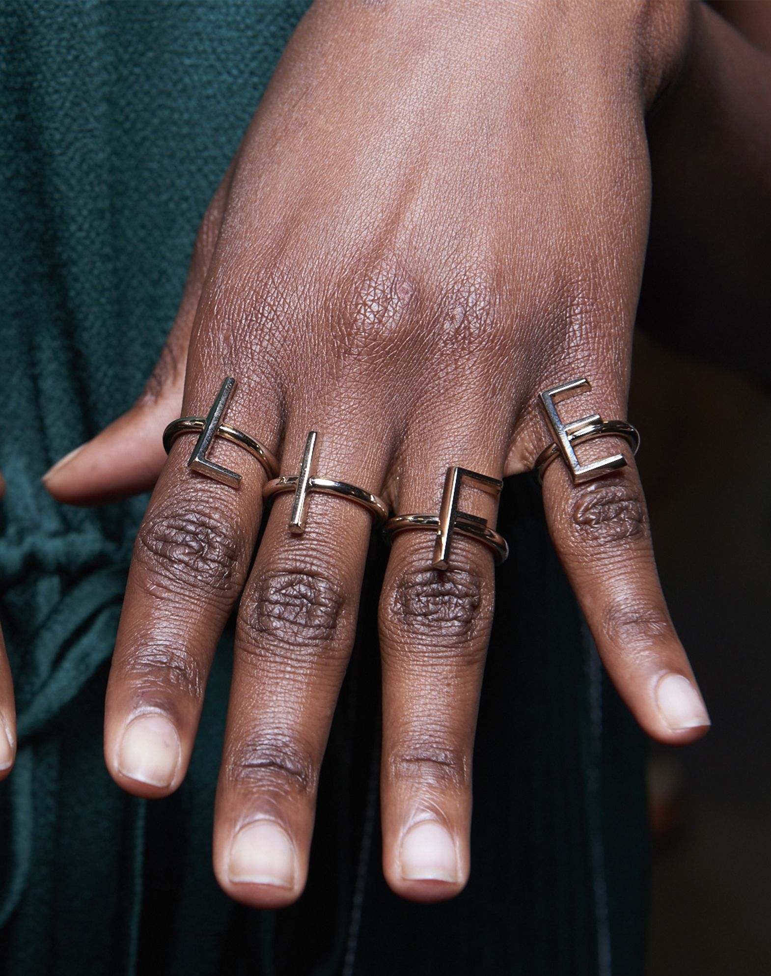 Anillos de letras de Valentino