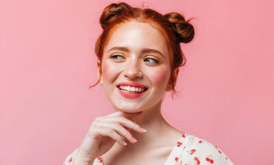 maquillaje mujer-pelirroja-mejillas-rosa